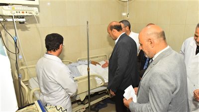 لتقديم الهدايا والعيديات للمرضى.. محافظ أسيوط يواصل جولاته بالمستشفيات