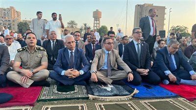 رئيس جامعة المنيا يشارك الأهالي صلاة عيد الأضحى بساحة أبو شناف 