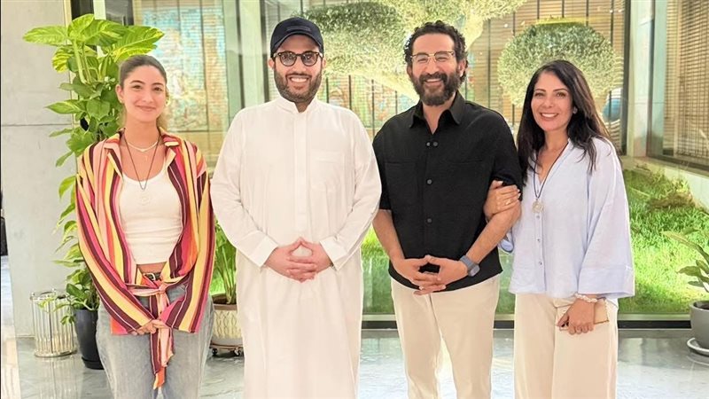 منى زكي وأحمد حلمي وابنتهما مع تركي آل الشيخ