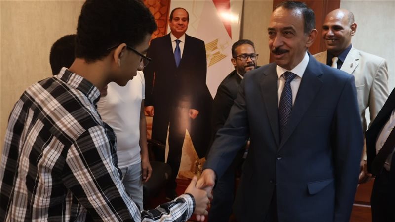 محافظ سوهاج يستقبل المهنئيين