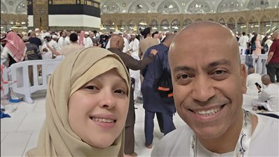 سامح حسين يشارك لحظات روحانية من الحج برفقة زوجته أمام الكعبة