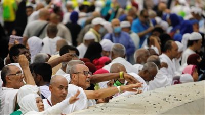 براءة الطفولة تزين موسم الحج بتوزيع التمر على الحجاج