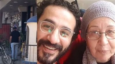 النظرة الأخيرة.. أحمد حلمي يودع والدته قبل تشييع الجثمان ببنها