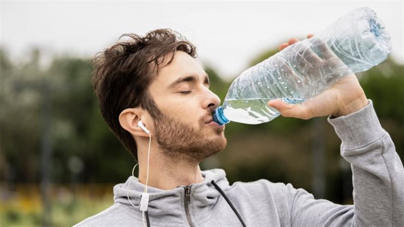 تناول الماء 