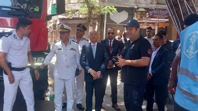 محافظ القاهرة يتابع جهود القوات لاخماد حريق بالدرب الأحمر