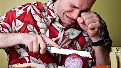 وداعاً لعناء المطبخ.. 5 حيل ذكية لتقطيع البصل بدون دموع