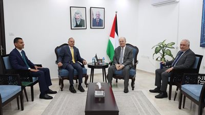  لبحث آخر التطورات.. سفير مصر في رام الله يلتقي برئيس الوزراء الفلسطيني