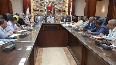 محافظ سوهاج يستعرض موقف تقنين أراضي الدولة ويوجه بحصر الأصول رقمياً