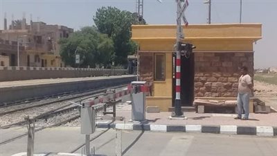 النقل تحذر بعد اقتحام مزلقان ميت حلفا واصطدام عربة بقطار