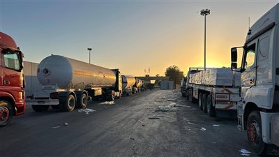 الهلال الأحمر يطلق قافلة «زاد العزة» 206 بحمولة أكثر من ألفي طن