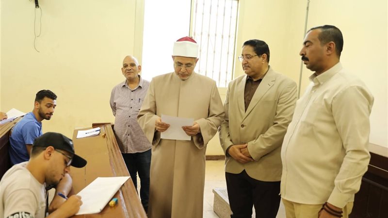 رئيس جامعة الأزهر يتفقد الامتحانات 