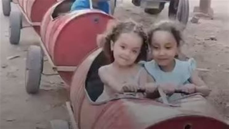 أطفال يحولون براميل إلى قطر وينطلقون في فسحة العيد