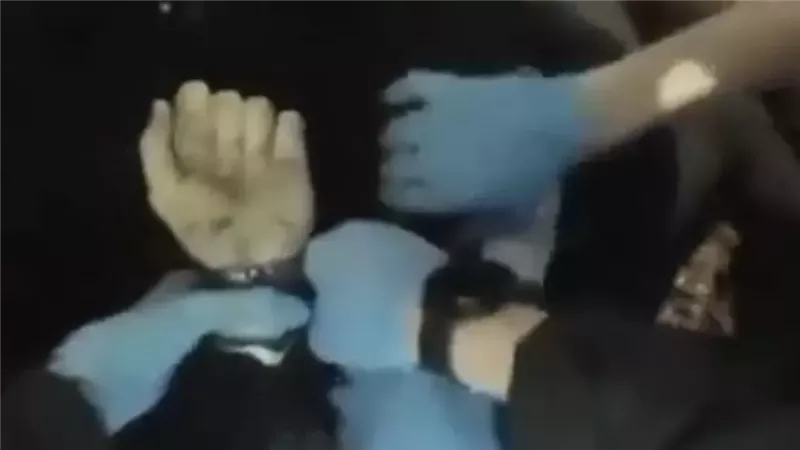 تقييد الطالب بالأصفاد