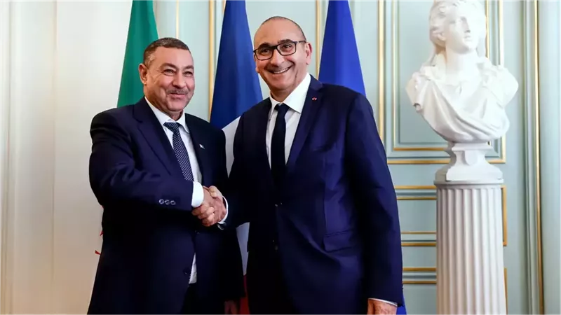 وزير الداخلية الجزائري ونظيره الفرنسي 