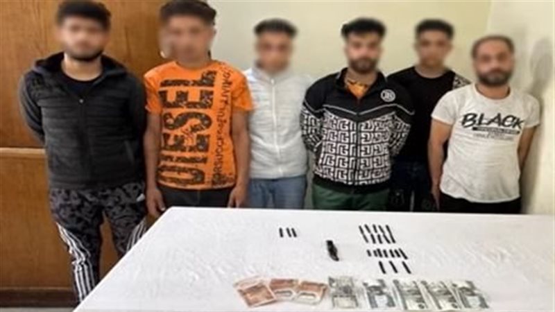المتهمون عقب القبض عليهم