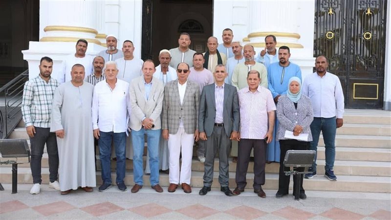 محافظ المنيا يجتمع مع تجار الجملة 