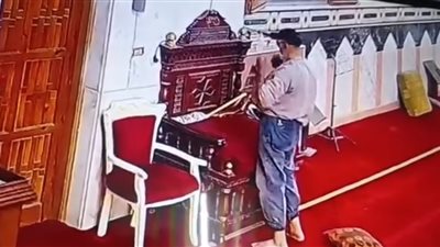 بجاحة داخل بيت الله.. لص يجرب نظارة بمسجد في دمياط ويهرب بها