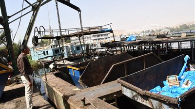 محافظ أسوان يوجه بمراجعة عقد شركة جمع مخلفات الفنادق العائمة 