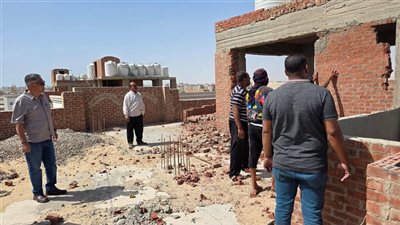 إزالة غرف سطح مخالفة أمام مقر حي جنوب الغردقة بالبحر الأحمر 