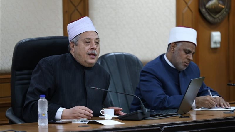 الشيخ أيمن عبد الغني خلال الاجتماع 