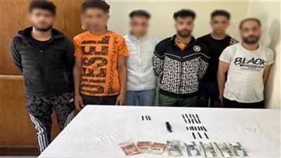 بتهمة تعاطي المواد المخدرة أمام منزل مواطن بالبحيرة.. المتهمون يواجهون هذه العقوبة
