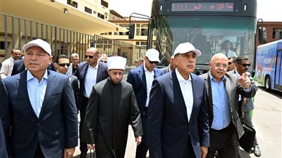 رئيس الوزراء يتفقد هيئة النقل العام بالقاهرة لمتابعة المنظومة المطورة.. صور