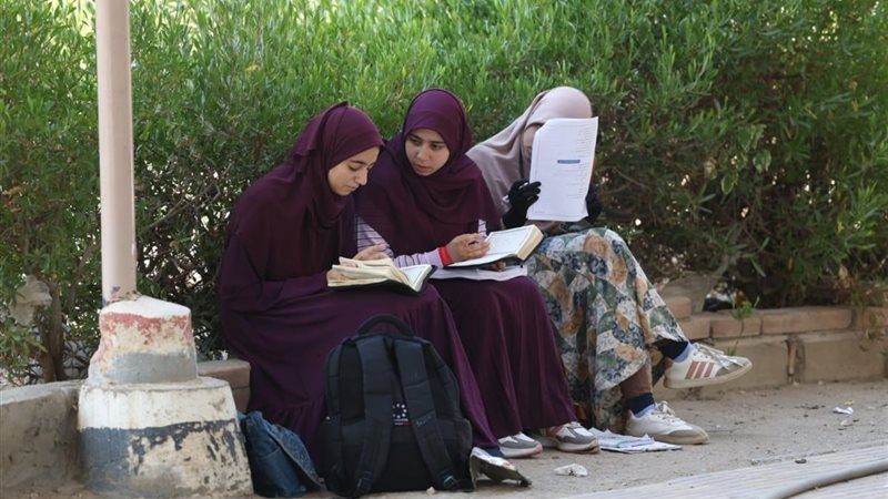 الطالبات قبل بدء الامتحانات 