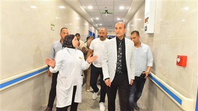 محافظ أسيوط يفاجئ العاملين بمستشفى ديروط المركزي ويتابع مستوى الخدمات الطبية
