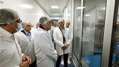 رئيس الوزراء يتفقد مصنع شركة 