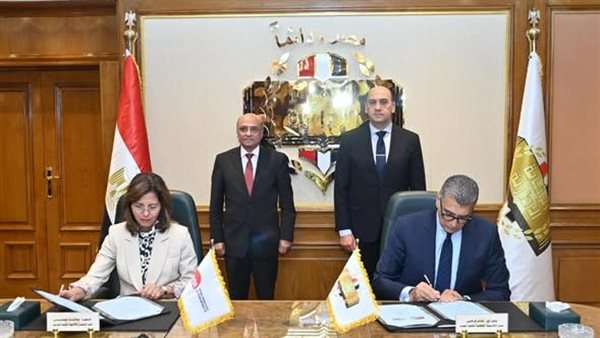 لحظة توقيع البروتوكول 