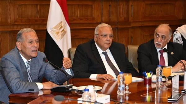 خلال الاجتماع