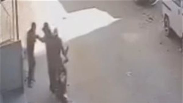 تسجيل كاميرات المراقبة من شارع المنشية بفيصل بسرقة فتاة