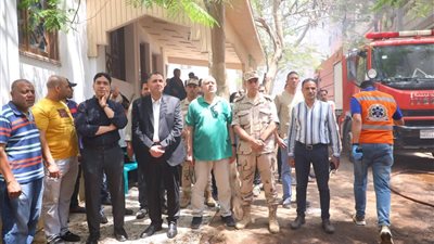 محافظ دمياط ومدير الأمن بموقع الحدث..السيطرة على حريق بمبنى السنانية