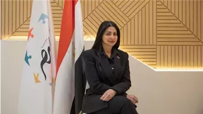 هبة السويدي مؤسسة مستشفى أهل مصر للحروق تعتني بطفلة بشكل مؤثر