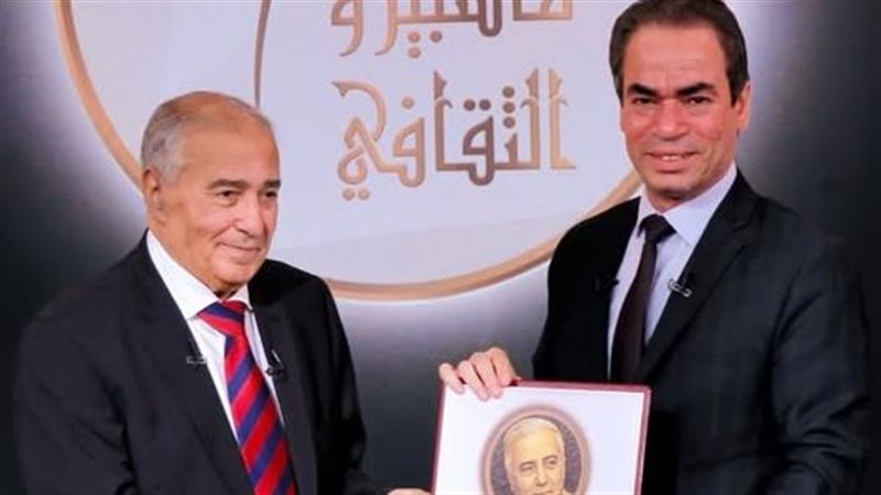 لحظة تكريم الشاعر الكبير فاروق جويدة 
