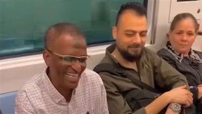  دخل الفرحة على قلبه.. شاب موهوب يرسم رجل بالمترو ليرى ابتسامته