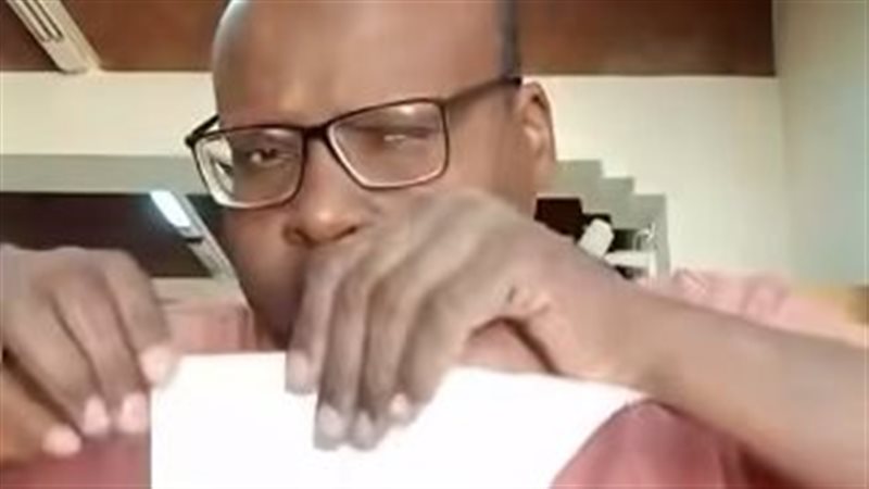 رجل من ذوي الهمم يرسم بدون أدوات
