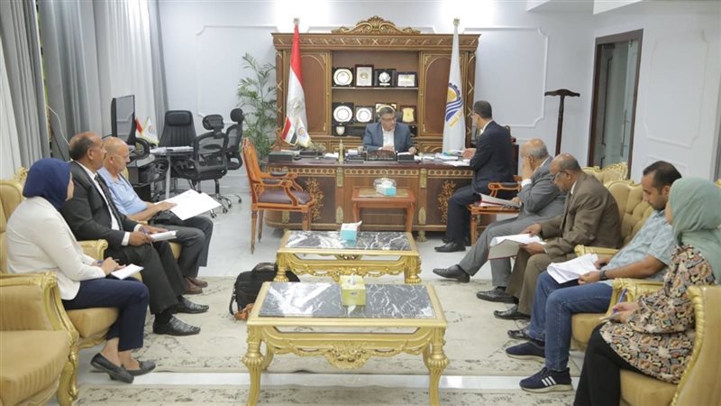 محافظ قنا