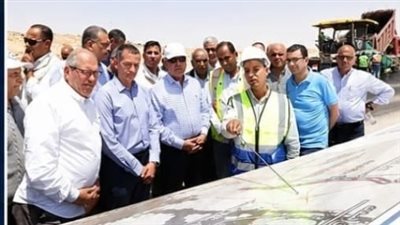 كامل الوزير يتفقد مشروعات الطرق ومحاور النيل بأسوان والأقصر 