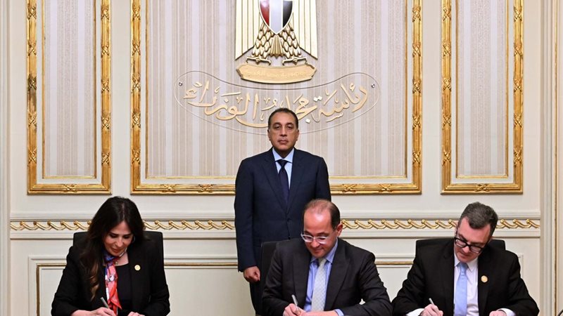 جانب من التوقيع 