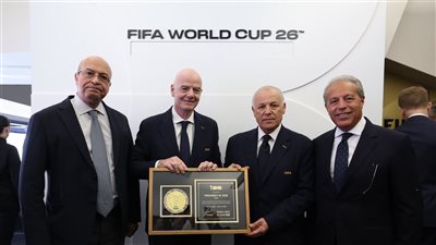 إنفانتينو يهدى أبو ريدة تذكارا لكأس العالم باسم الرئيس السيسى