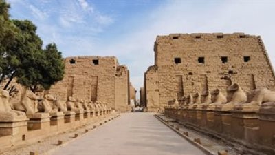 المحافظين يعرب عن قلقه من إقامة كافتيريات ومنشآت تجارية قرب البحيرة المقدسة بالكرنك