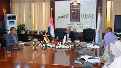 محافظ الأقصر يناقش التقرير الفني لمعالجة انهيار طريق ترعة أصفون بإسنا