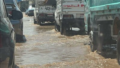 انفجار ماسورة مياه يُغرق طريق العاشر من رمضان– بلبيس ويُربك الحركة المرورية