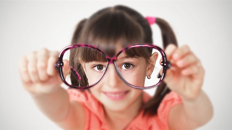 علاج مشكلات الإبصار للأطفال
