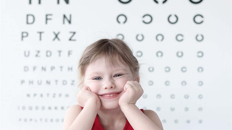فحص عيون الطفل 