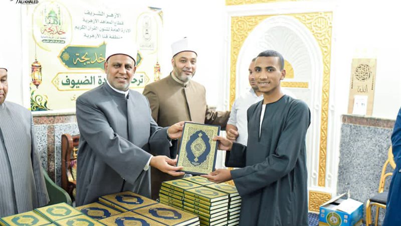 جانب من توزيع المصاحف 