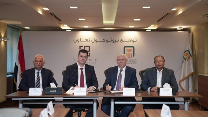 جانب من توقيع البروتوكول 