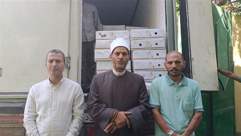 جانب من توزيع لحوم الأضاحي 