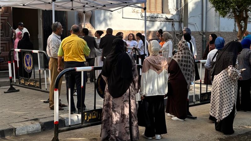 جانب من انتظار الاهالي امام الليسية